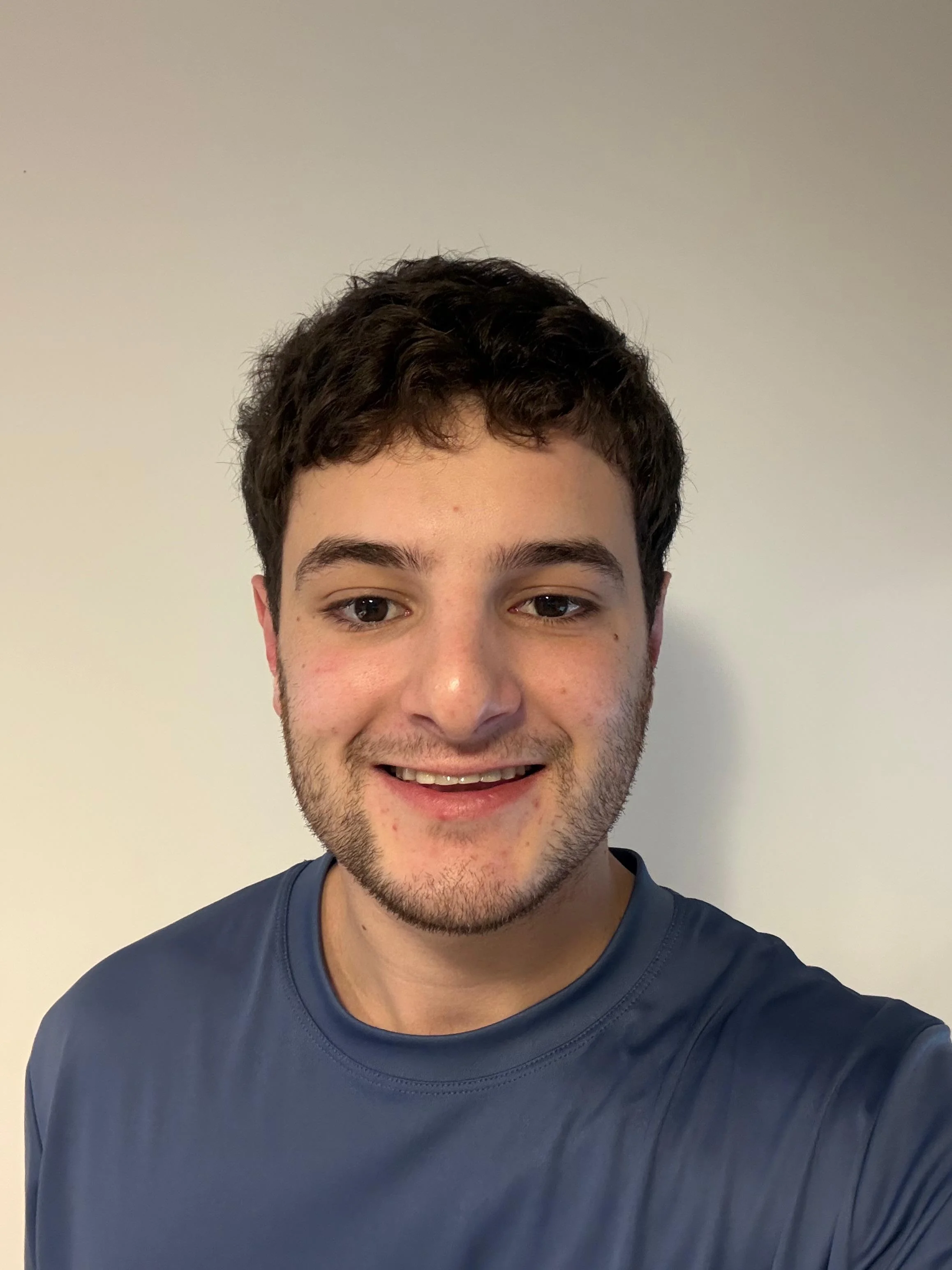 Teo Fassardi sonriendo, con una remera azul